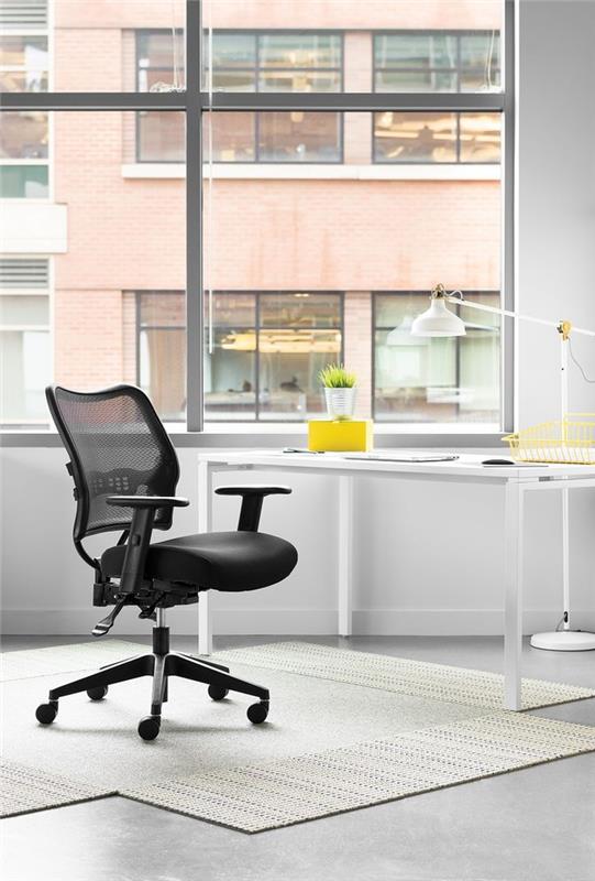 minimalistinė ir elegantiška biuro erdvė su ergonomiškai suprojektuota biuro kėdė iš tinklinio audinio, leidžiančio kūnui kvėpuoti