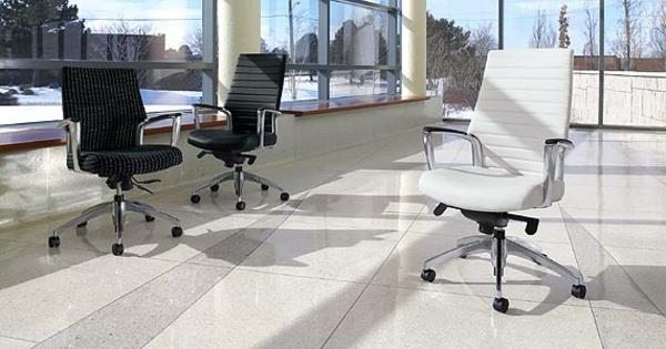 patogi-ergonomiška-balta-biuro kėdė