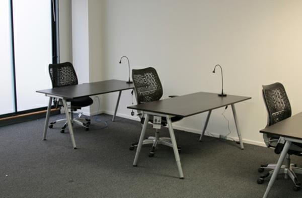 juoda-ergonomiška-biuro kėdė-dizainas