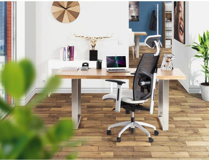 šiuolaikiška namų darbo erdvė su elegantiška ergonomiška kėdė su atrama galvai ir atrama nugarai