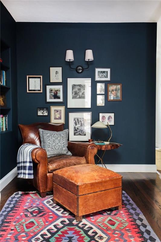 duvarların gece mavisi renk kombinasyonu ve koltuğun kahverengi derisi bu rahatlatıcı okuma köşesine karakter katıyor