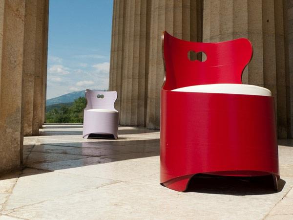 raudono dizaino foteliai-rekuperacinės medžiagos