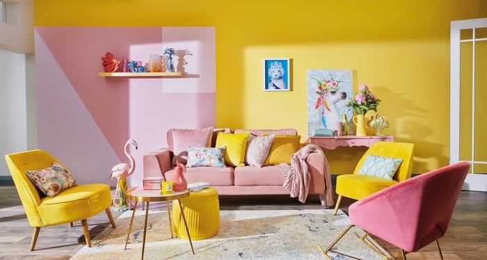 parlak sarı ve pembe renklerde orijinal ev iç dekorasyonu, kadife mobilyalarla döşenmiş kadınsı oda tasarımı