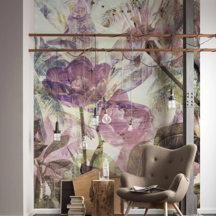 smėlio spalvos svetainės tapetų pavyzdys su didelėmis violetinėmis gėlėmis ir rudos bei pastelinės žalios spalvos lapų raštais, šviesaus medžio baldais