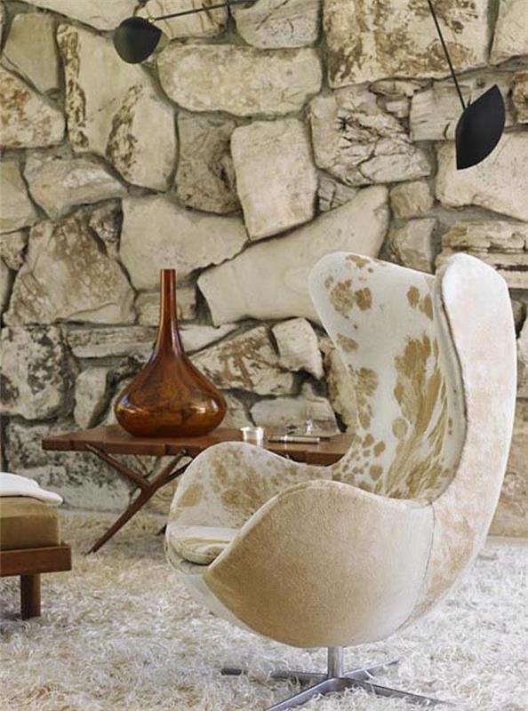 kiaušinių kėdės-arne-jacobson-kėdės-ir-natūralaus akmens sienų apmušalai