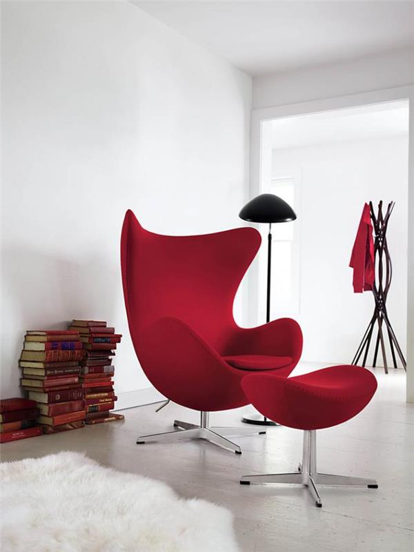raudonas kiaušinis-kėdė-baltas-kambarys-juoda-grindų lempa