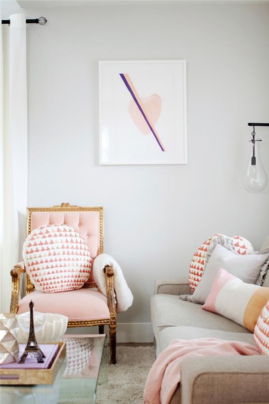 svetainės dekoras su baltomis sienomis su barokine foteliu rožinės ir auksinės spalvos, pilkos sofos modelis su dekoratyvinėmis pagalvėmis