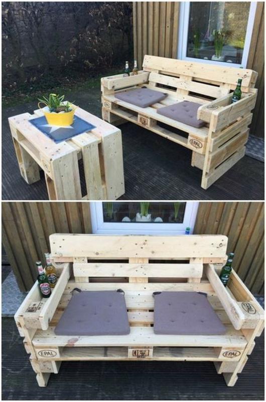 padėklų sofa, padėklų suoliukas, padėklų sodo baldai, šviesi mediena, linksmas kampas, spintelė su pastelinėmis pilkomis pagalvėlėmis, stalas su pilku kvadratiniu dangteliu ir mažas geltonas puodas su žaliu augalu
