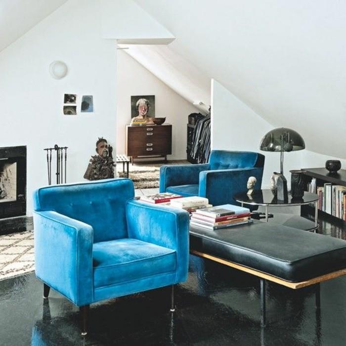 atsipalaiduoti-fotelis-conforama-spalva-šviesiai mėlyna-svetainė-po nuolydžiu-lubos-balta