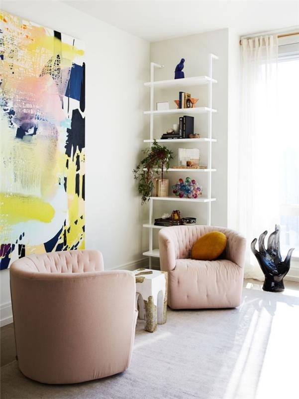 pastel pembe kumaş mobilyalarla döşenmiş beyaz duvarlı modern oturma odası dekoru, renkli desenli beyaz oturma odası tasarımı