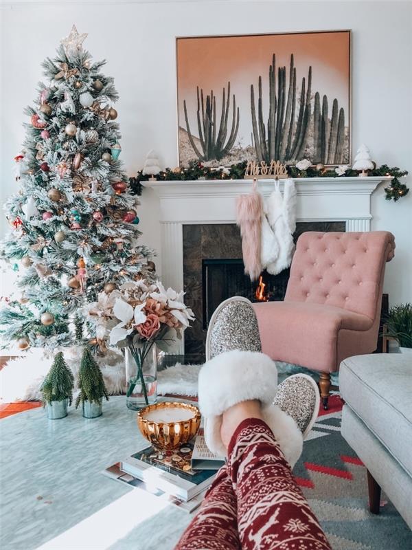Metalik süslemeli göz alıcı tarzda Noel ağacı dekorasyon fikri, şömineli beyaz bir oturma odasında kozalak bir atmosfer