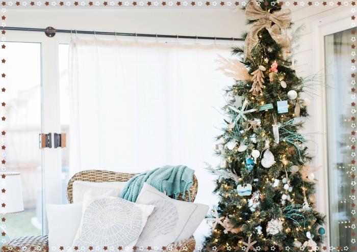 deniz kenarı tarzı süslemeli orijinal Noel ağacı fikri, su figürleriyle süslenmiş büyük Noel ağacı