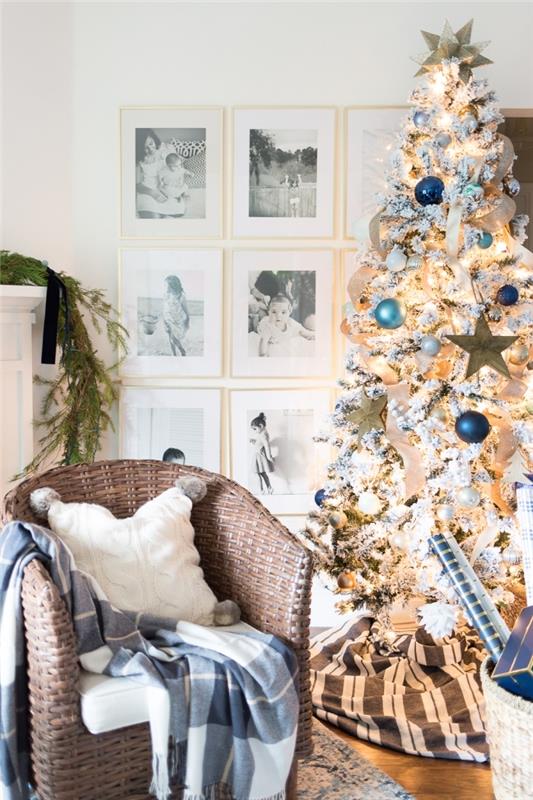 mavi ve altın süslemeli karlı dalları olan orijinal Noel ağacı fikri, fotoğraf çerçeveli duvar dekorasyonu