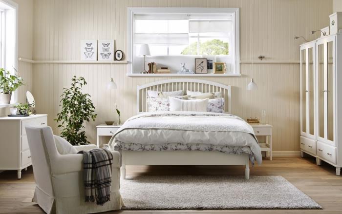 bej ahşap duvar kaplaması ve beyaz boyalı ahşap yatak odası dolabı ile vintage tarzı iç dekorasyon