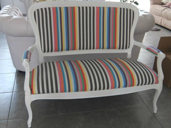 prenovljeno pohištvo, trosedni kavč, prekrit s tkanino v navpičnih črtah v svetlih barvah, kako prebarvati kos pohištva brez brušenja, antracitno sive ploščice