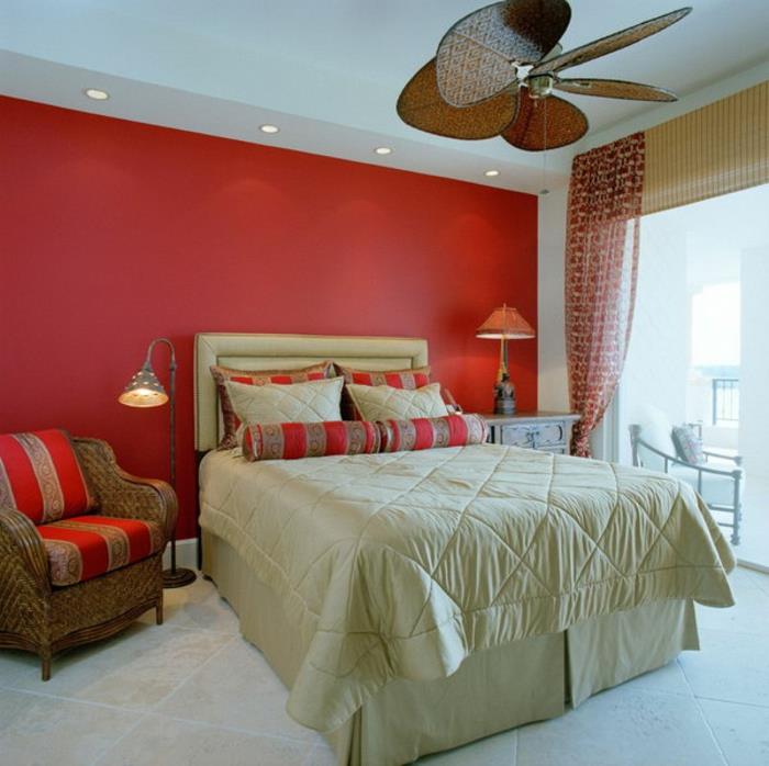 mirna deko spalnica, rdeča stena, tkani naslanjač, ​​vgradni reflektorji, velika bela postelja
