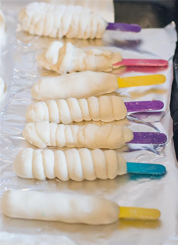 renkli tuzlu hamur nesneleri yapmak için bir fikir olarak sahte dekoratif dondurma külahları