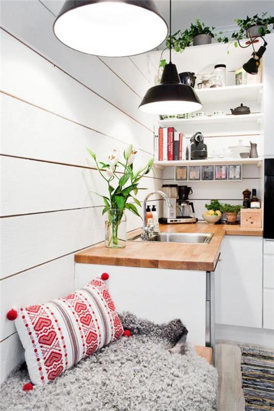 super dizaino-balta-medinė-virtuvė