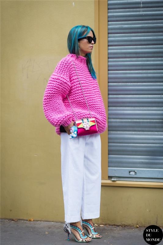 debel roza pulover, majhna torbica v svetlih barvah, turkizno modri lasje, sončna očala