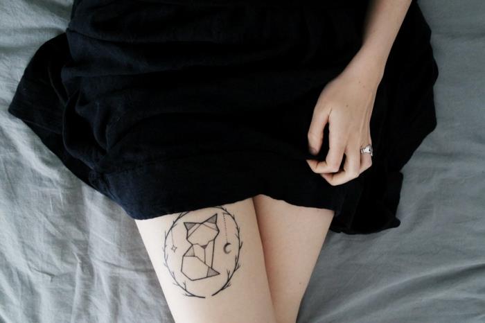 Lapės kojos tatuiruotė apskritime, stilizuotas moters tatuiruotės dizainas, pirmoji tatuiruotė, dekoratyvinis ir simbolinis dizainas
