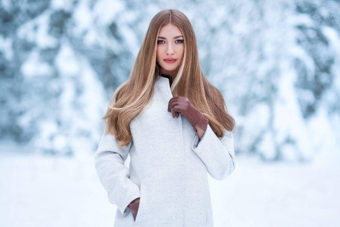 blondinka svetlo siv plašč dolgi lasje fotografija v gozdu pozimi