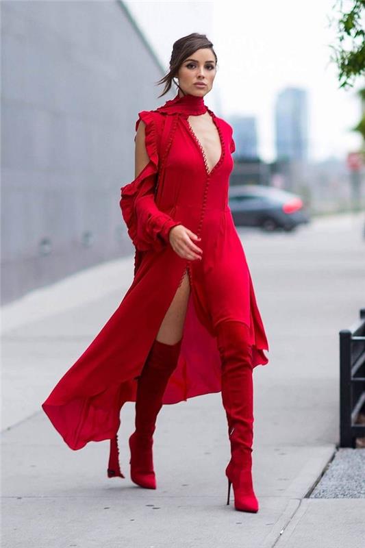 Sonbaharda çok sıcak veya çok soğuk olmadan nasıl giyineceğinize dair basit bir fikir, kırmızı topuklu çizmeler ve uzun yırtmaçlı elbise ile tamamen kırmızı giyin
