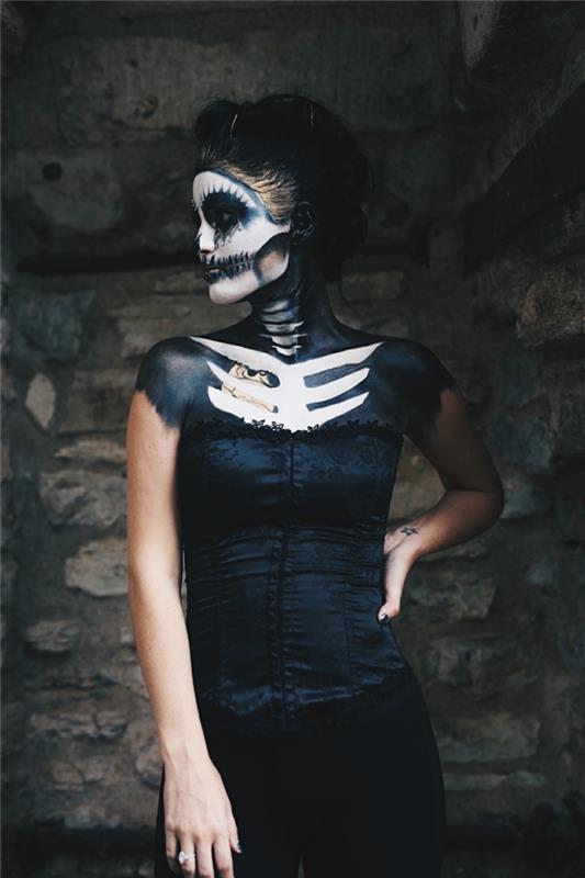iskelet cadılar bayramı makyajlı kadın siyah, yarım kafatası yüzü giymiş