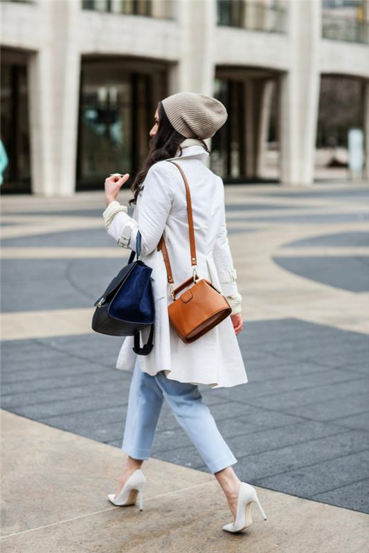 madingas odinis krepšys, mažo dydžio krepšiai, balta striukė, pilka kepurė, šviesiai mėlyni džinsai