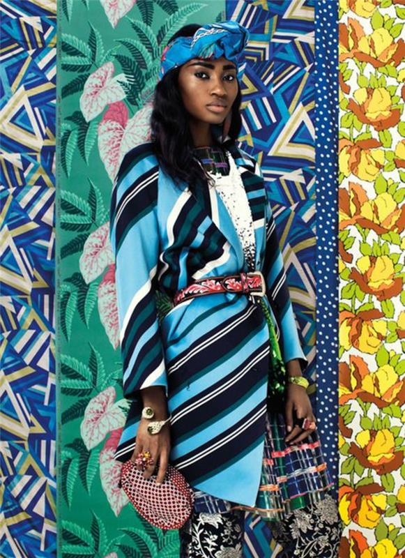 ženska s pisano tiaro iz tkanine na dolgih kodrastih laseh, dolgim ​​afriškim krilom, afriškim slogom, črtami in cvetličnimi vzorci