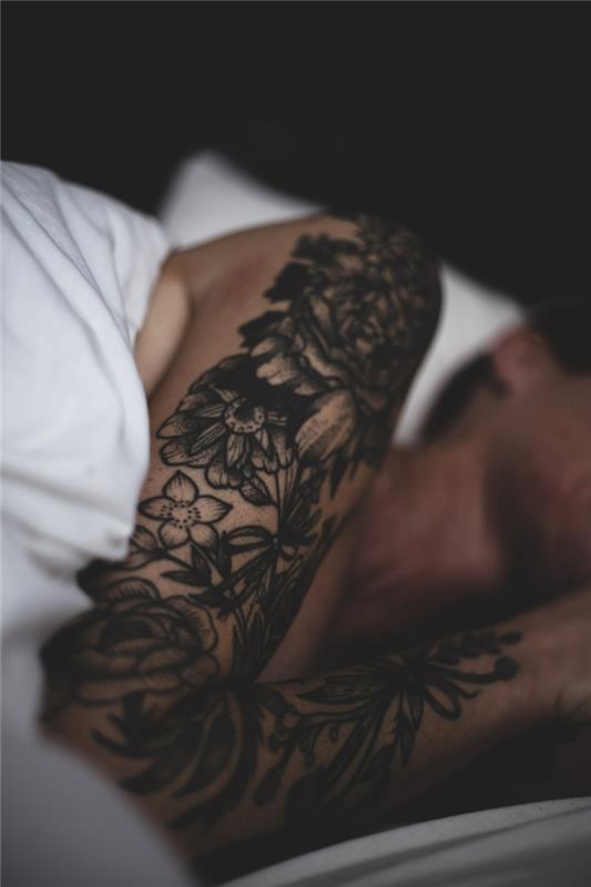 Šiuolaikinės gėlių tatuiruotės moters rankogaliai, stilizuotas įvairių gėlių piešinys, idėja, kuri tatuiruotė man geriausia