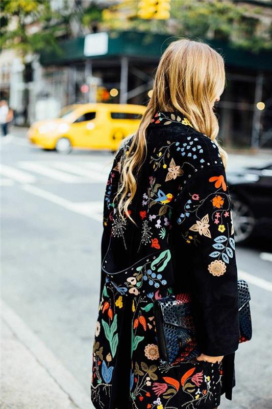 İlginç ceket fotoğrafı, renkli çiçekli ceket, bohem şık kadın görünümü, New York stili