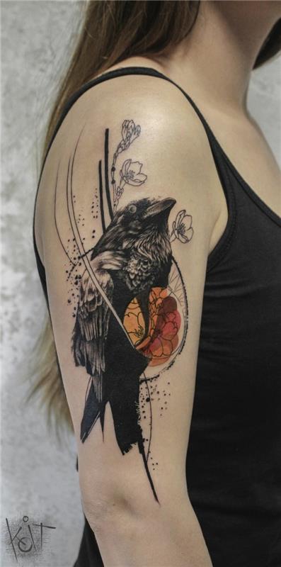 Begalybės tatuiruotės stilizuotas varnos piešinys, piešinys, padarytas įpurškiant rašalo į odą, juodą, oranžinį ir raudoną rašalą