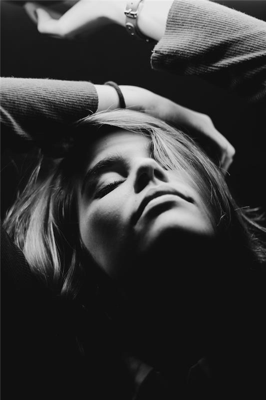 Grafični ženski portret, izjemna črno -bela fotografija, blondinka v enobarvni fotografiji