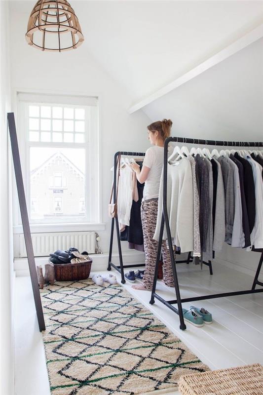 Garderoba med garderobo prijetna spalnica elegantna dekoracija, preproga z geometrijskim vzorcem