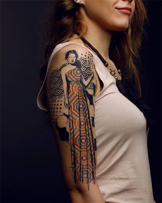 dolga tetovaža, ženska v tradicionalnih oblačilih, pisana tetovaža, bela brezrokavnica, etnična ogrlica