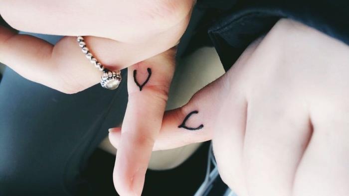 neatskiriama tatuiruotė, pieštuku tapytas kūno piešinys ant pirštų, minimalistinė tatuiruotė su simboliniu draugystės dizainu