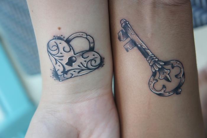 draugystės simbolis, rašalo kūno piešinys ant riešų, raktų ir spynos dizaino tatuiruotė