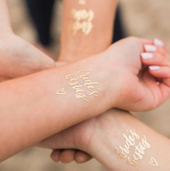 sąnario tatuiruotė, laikina tatuiruotė su auksinėmis raidėmis su vestuvių dizainu, simbolinė tatuiruotė tarp mergaičių