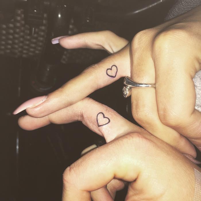 draugystės simbolis, mažos rašalo širdelės ant pirštų, tatuiruotės idėja geriausioms merginoms