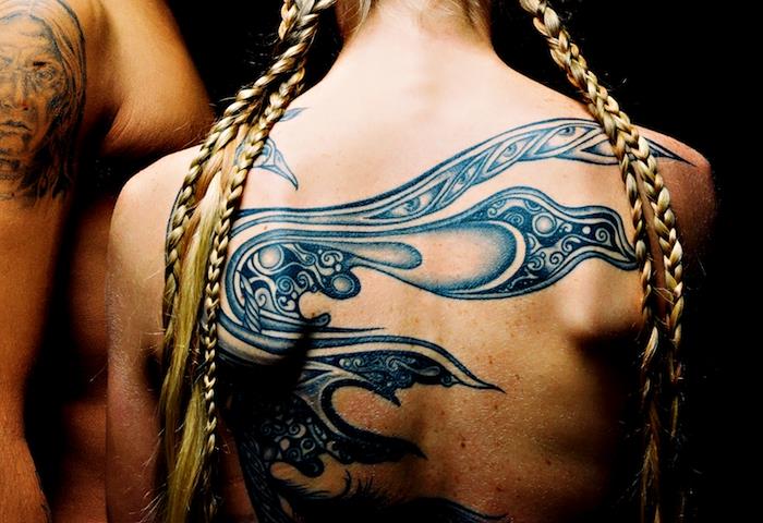 idea tattoo woman, risba s črnilom na hrbtu z indijskimi motivi, simbolična risba oči s tetovažo