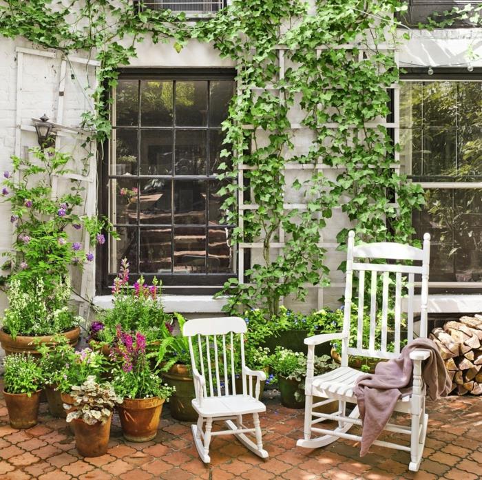 Beyaz sallanan sandalye, yeşil bitkili pencere, ahşap teras düzenlemesi, güzel açık bahçe dekorasyonu