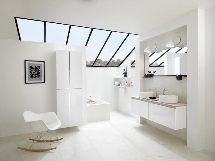 beyaz banyo karoları, açık renkli ahşap kaplamalı modern mobilyalarla beyaz duvarlı bir banyo nasıl düzenlenir
