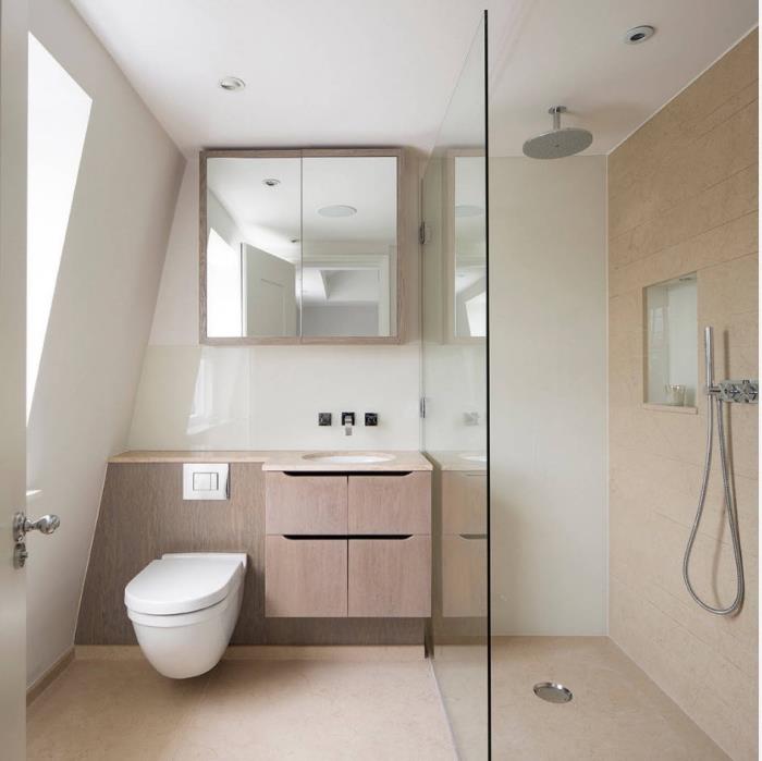 beli stropni podstrešni model kopalnice s tuš kabino v bež barvi in ​​funkcionalno omarico v bež barvi