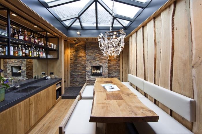 Okras v kmečkem in sodobnem slogu z ogljeno sivim stropom in lesenimi tlemi, likalnikom za kuhinjsko omaro