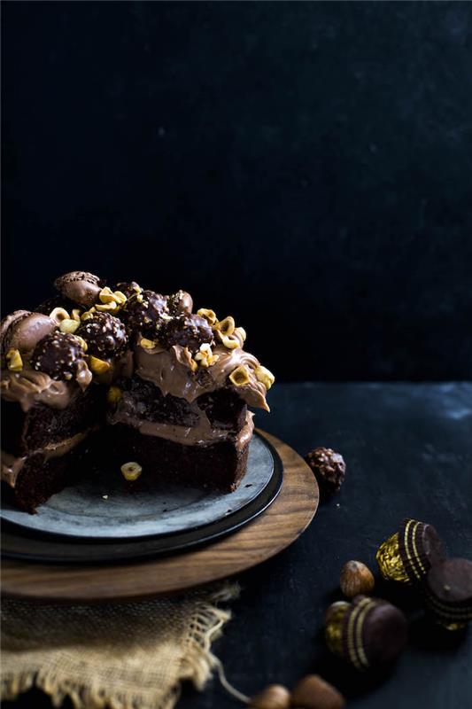 Paruoškite suaugusiųjų gimtadienio šokoladinį pyragą šokolado gimtadienio torto šokolado putėsių foną ir „Ferrero Rocher“ saldainių pyrago dekoravimą