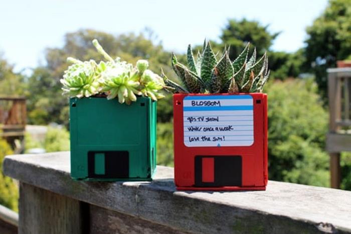 festa-del-papà-regali-riciclo-creativo-dischetti-floppy-colore-verde-rosso-vasi-piantine-da-esterno-terrazzo