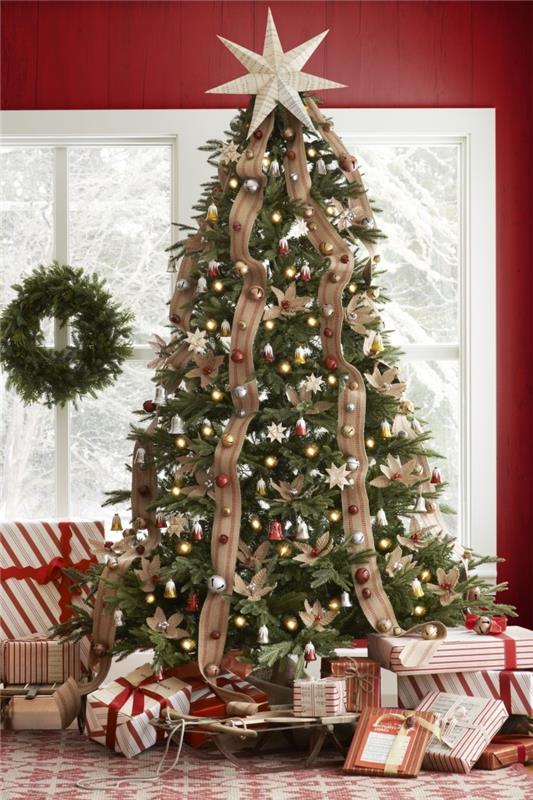 Büyük jüt kurdele ve metalik efektli küçük toplar ile orijinal Noel ağacı dekorasyon fikri, büyük yapay Noel ağacı modeli