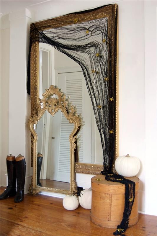 manuel cadılar bayramı etkinliği, örümcek ağı gibi siyah kumaşla kaplı altın çerçeveli büyük aynalı yatak odası dekoru
