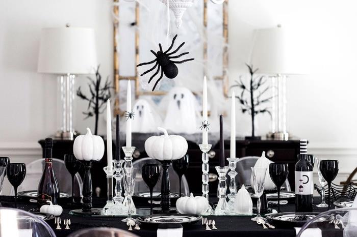 cadılar bayramı partisi, siyah masa örtüsü ve beyaz balkabağı ile beyaz ve siyah Cadılar Bayramı masa dekorasyonu