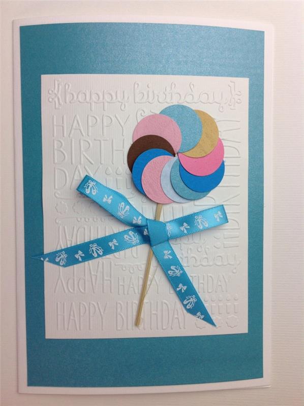 „Scrapbooking“ gimtadienio atviruko šablonas vaikui, pasidaryk pats turkio spalvos popierinis atvirukas su saldainių papuošimu spalvinguose popieriaus gabaluose
